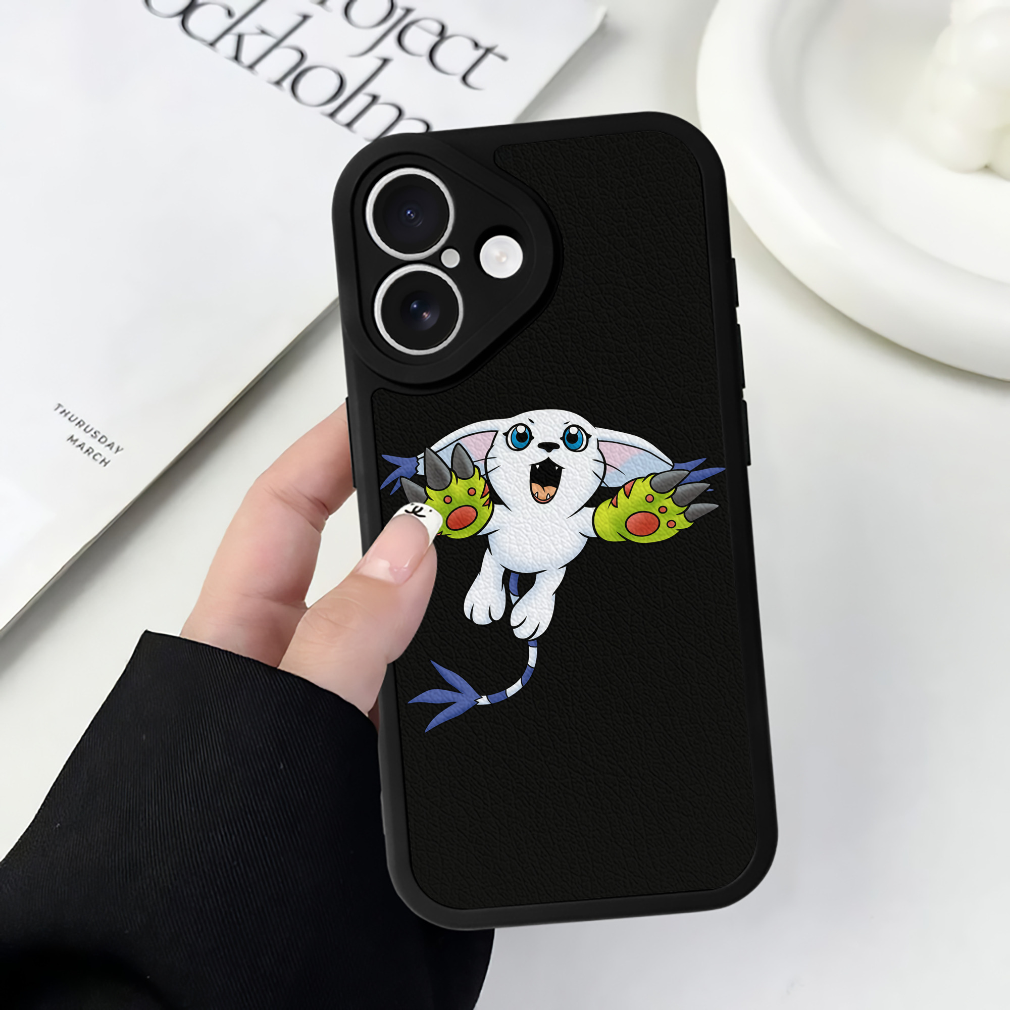 （画像用） Digimon デジタルモンスター/デジモン 【iPhone 16シリーズ対応】シリコンスマホケース（レザー調） 材質：シリコン